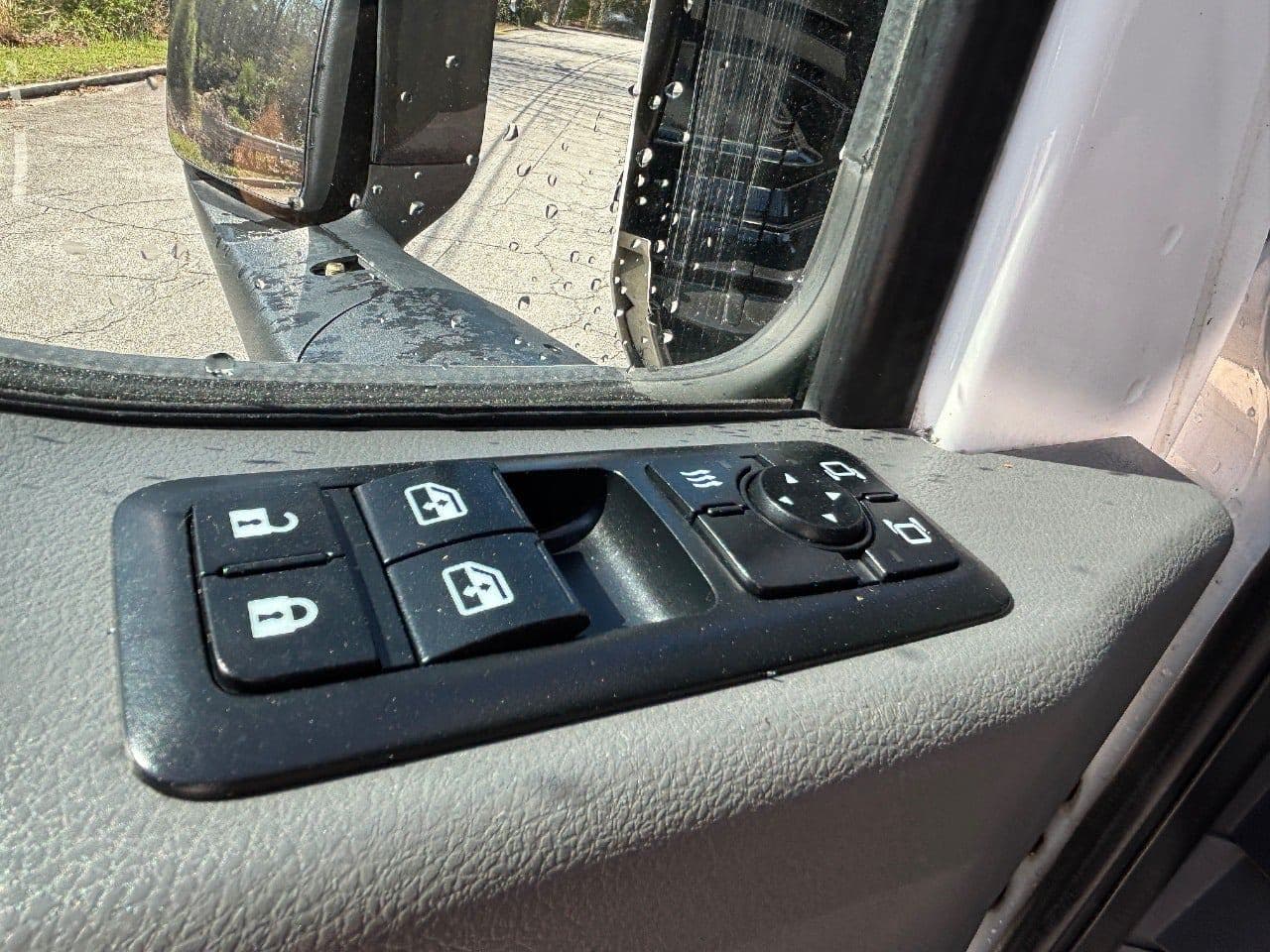 2018 International LT625 image 9