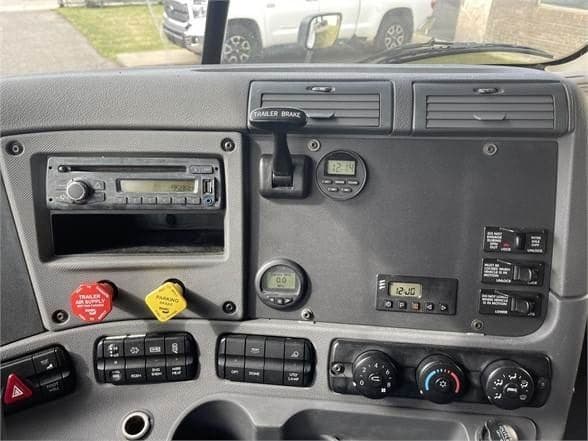 2016 Freightliner Cascadia image 17