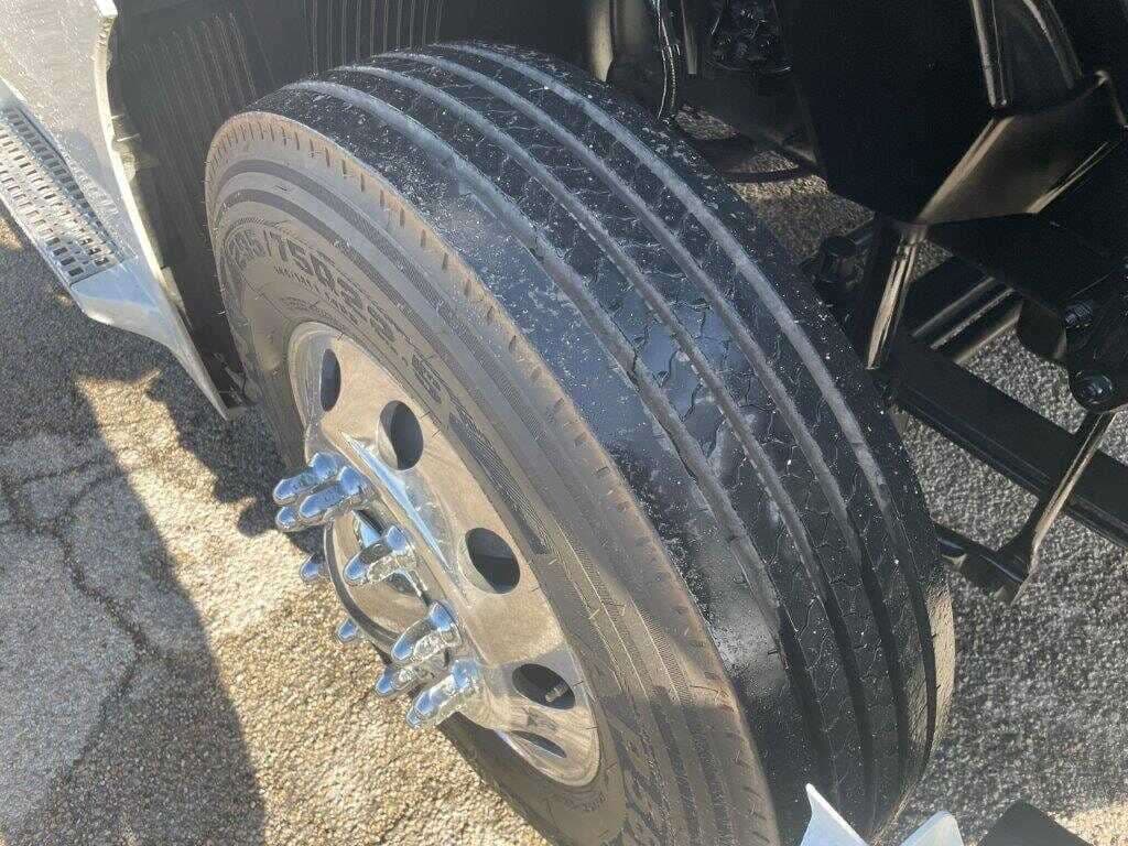 2020 Volvo VNL image 10