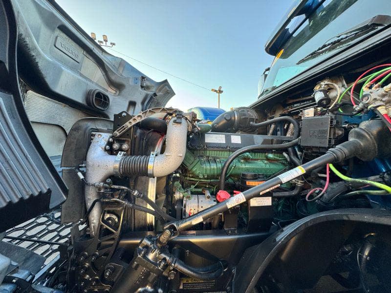 2020 Volvo VNL image 37