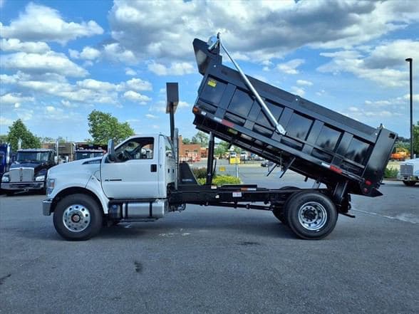 2026 Ford F750 SD image 3