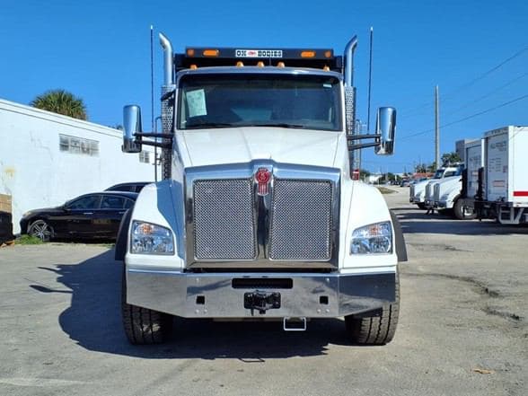 2025 Kenworth T880 image 2