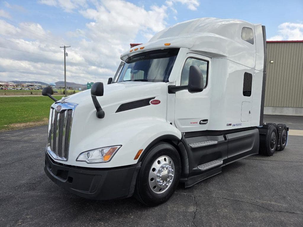 Used 2023 PETERBILT 579 image 2