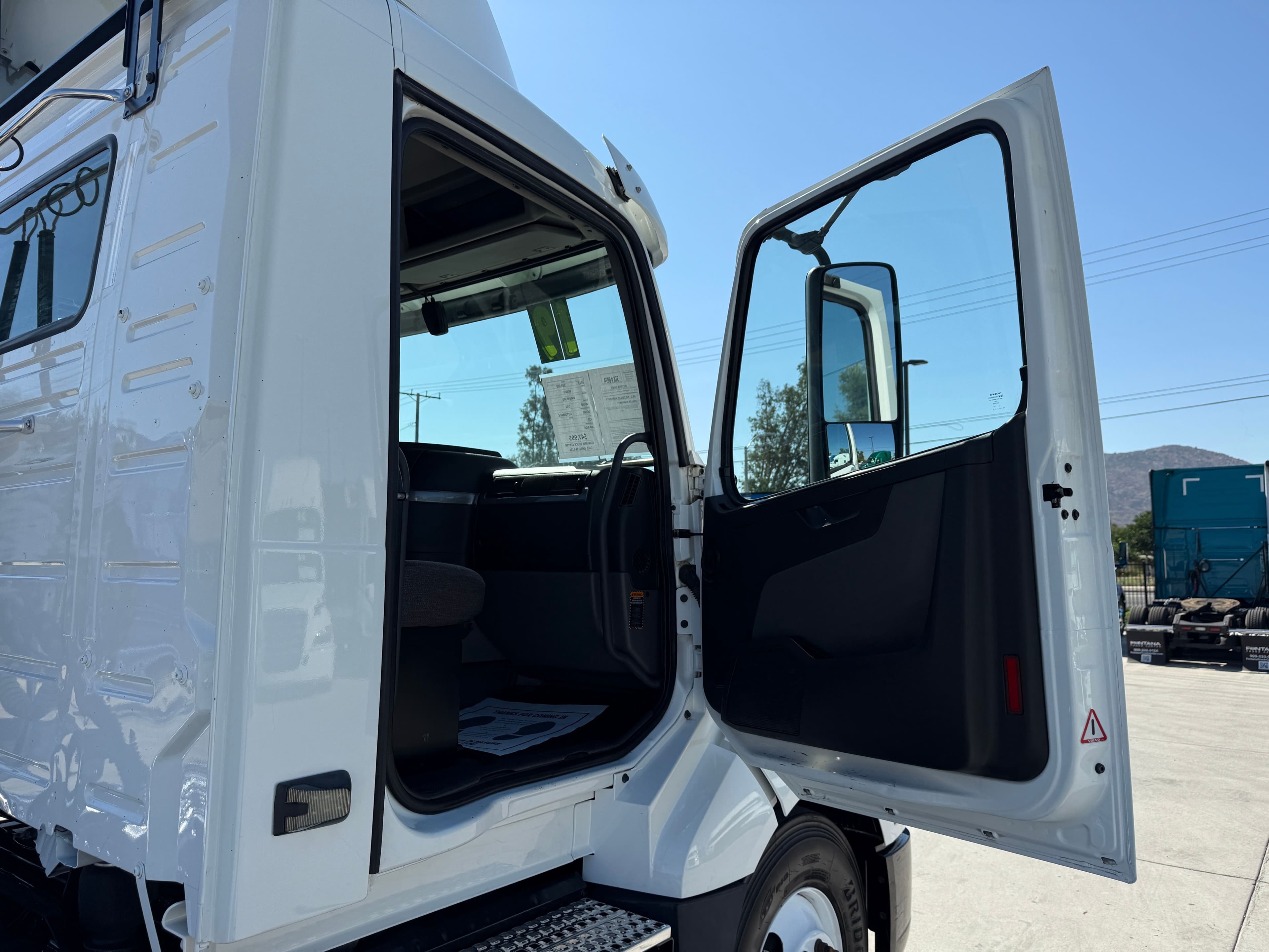 2019 Volvo VNL64T300 image 17