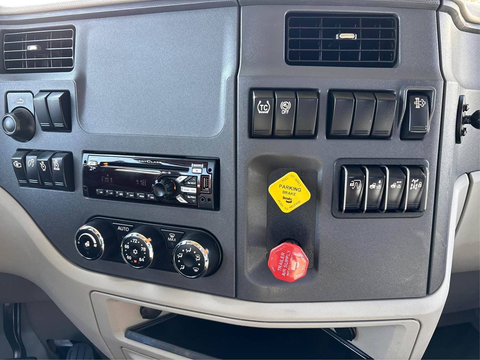 2020 Peterbilt 579 image 11