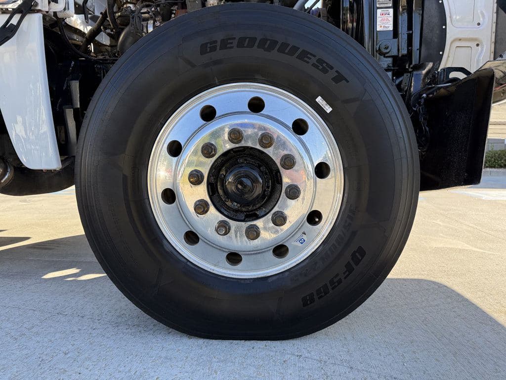 Used 2024 PETERBILT 389 image 21
