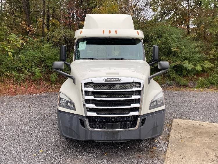 2019 Freightliner Cascadia 126 Day Cab Truck - 435HP, 12 Speed Automatic image 2