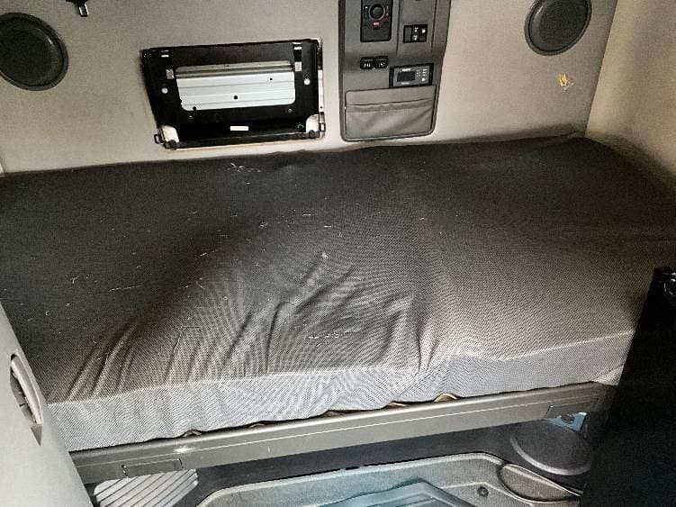 2022 Volvo VNL image 12