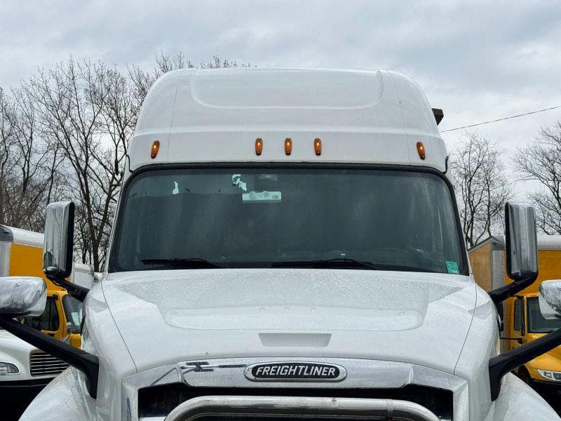 2021 Freightliner Cascadia image 11