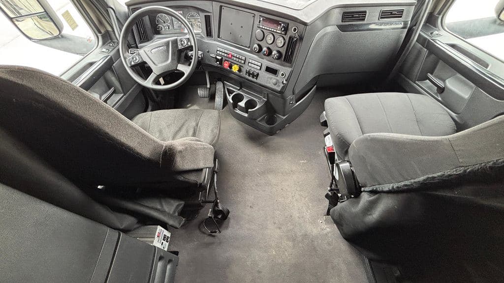 Used 2024 FREIGHTLINER PT126064ST image 16