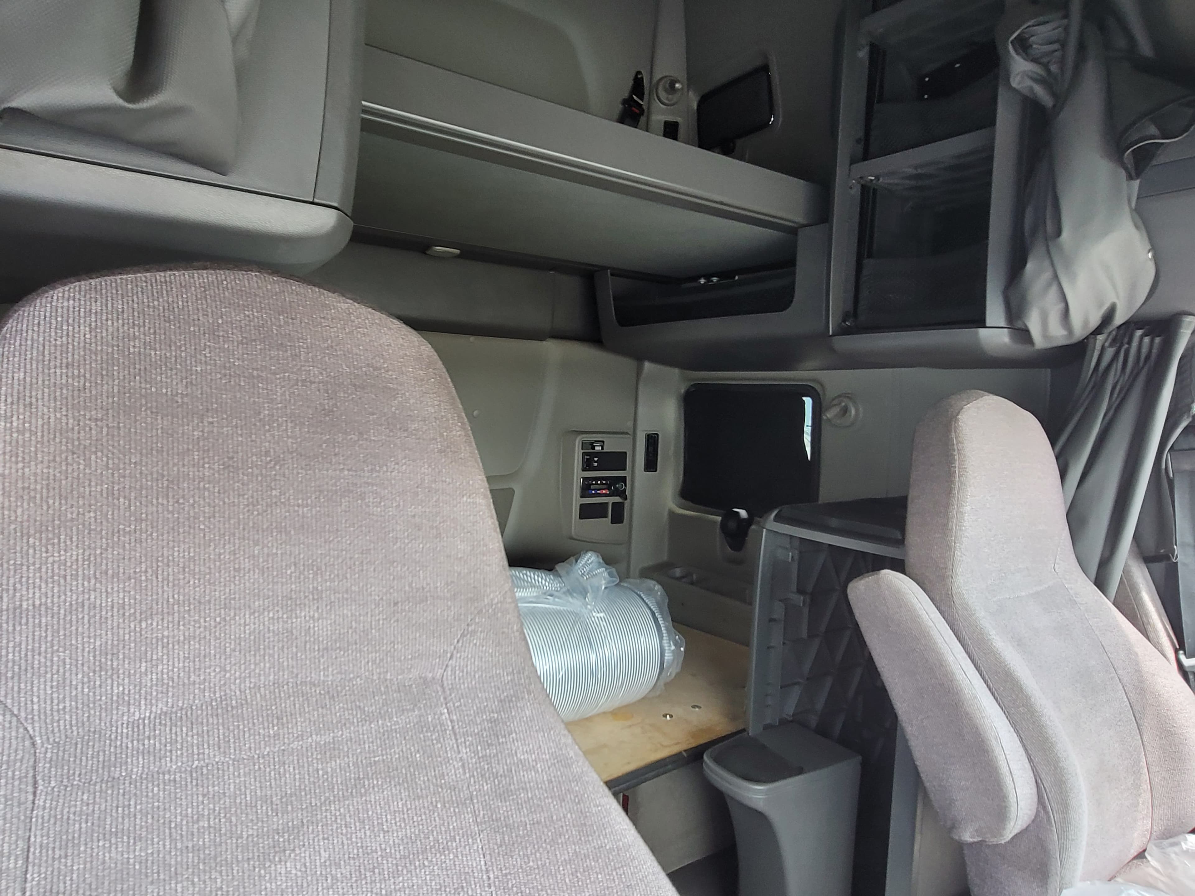 2022 International LT625 image 9