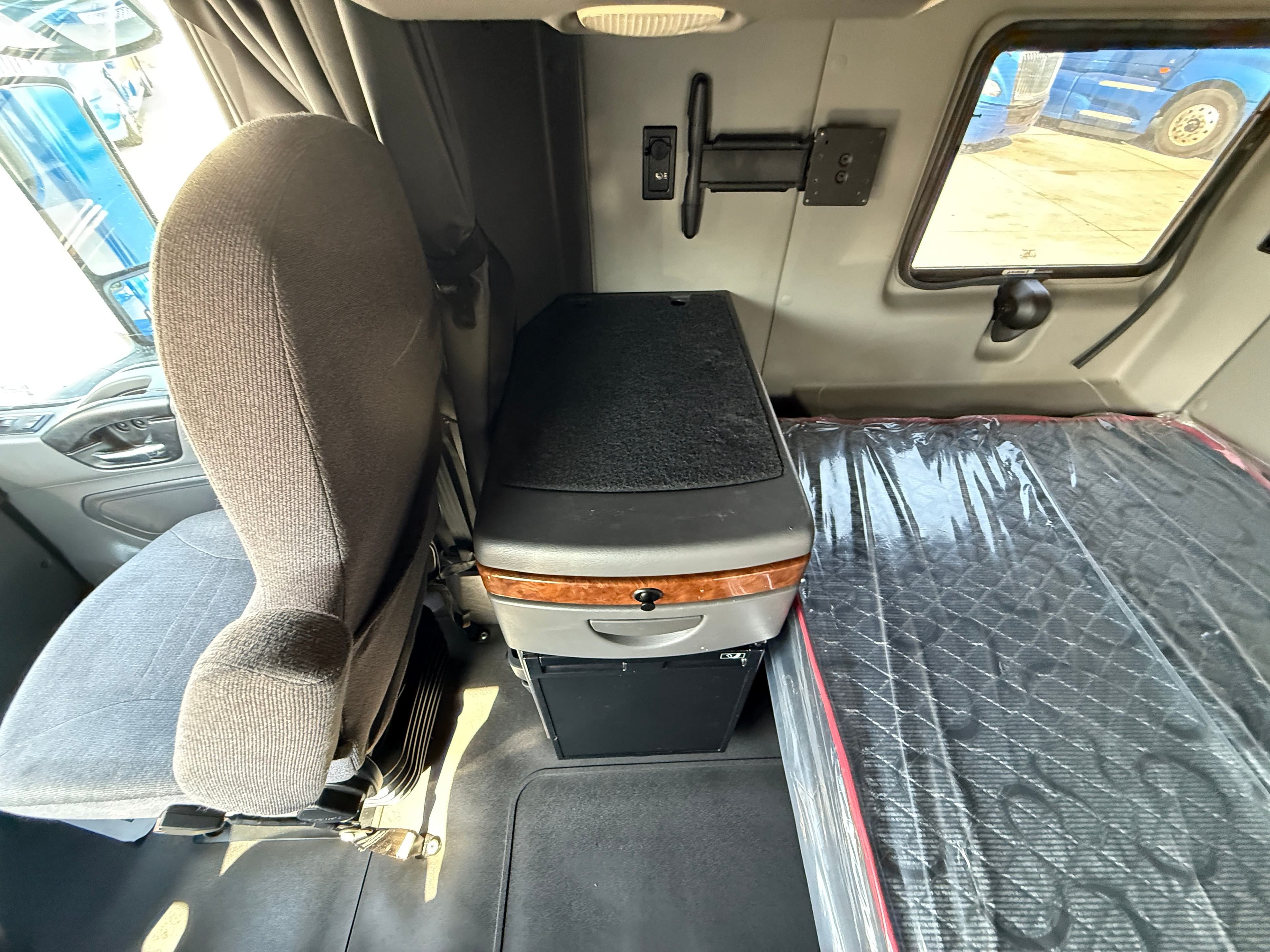 2021 International LT625 image 17