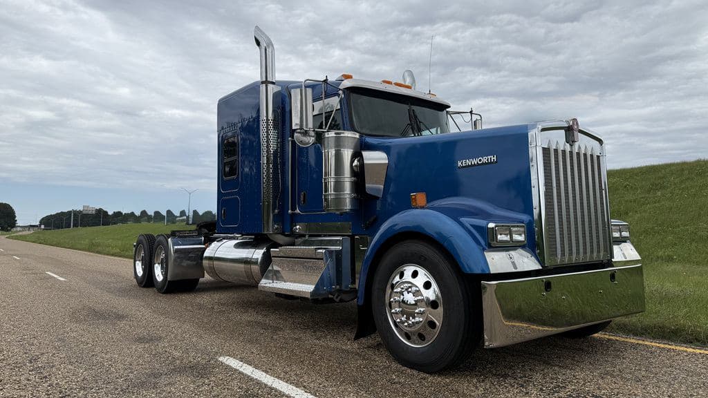 Used 2023 KENWORTH W900L image 1