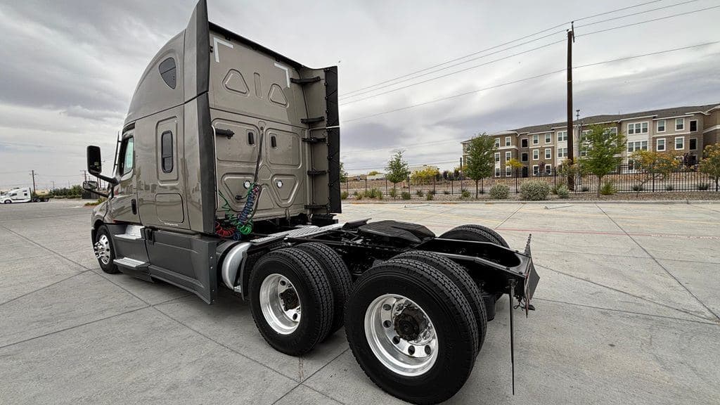 Used 2024 FREIGHTLINER PT126064ST image 5