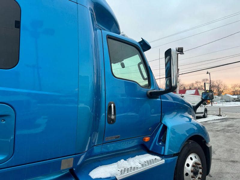 2019 International LT image 5