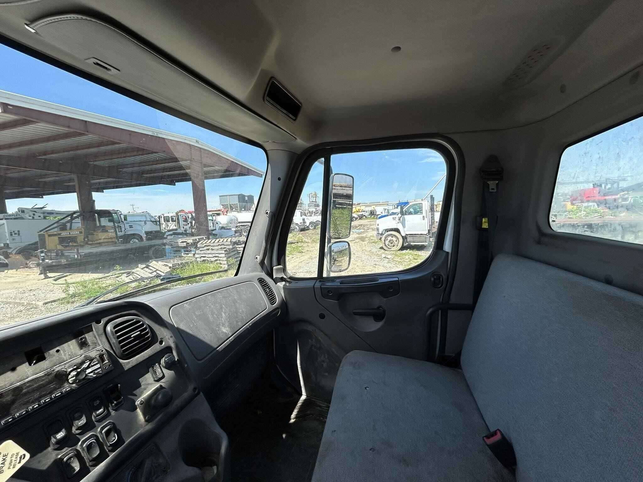 2019 Freightliner M2 image 8