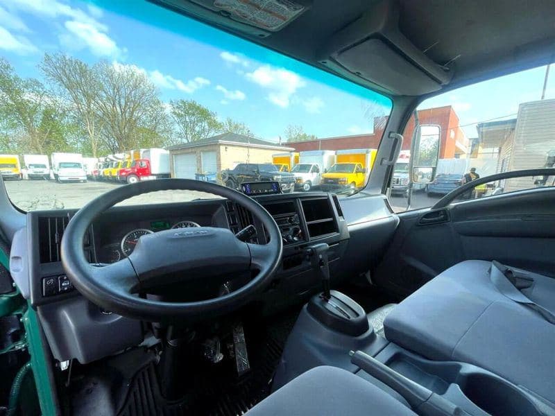 2019 Isuzu NPR image 11