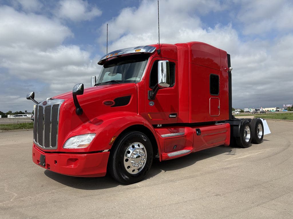 Used 2022 PETERBILT 579 image 2