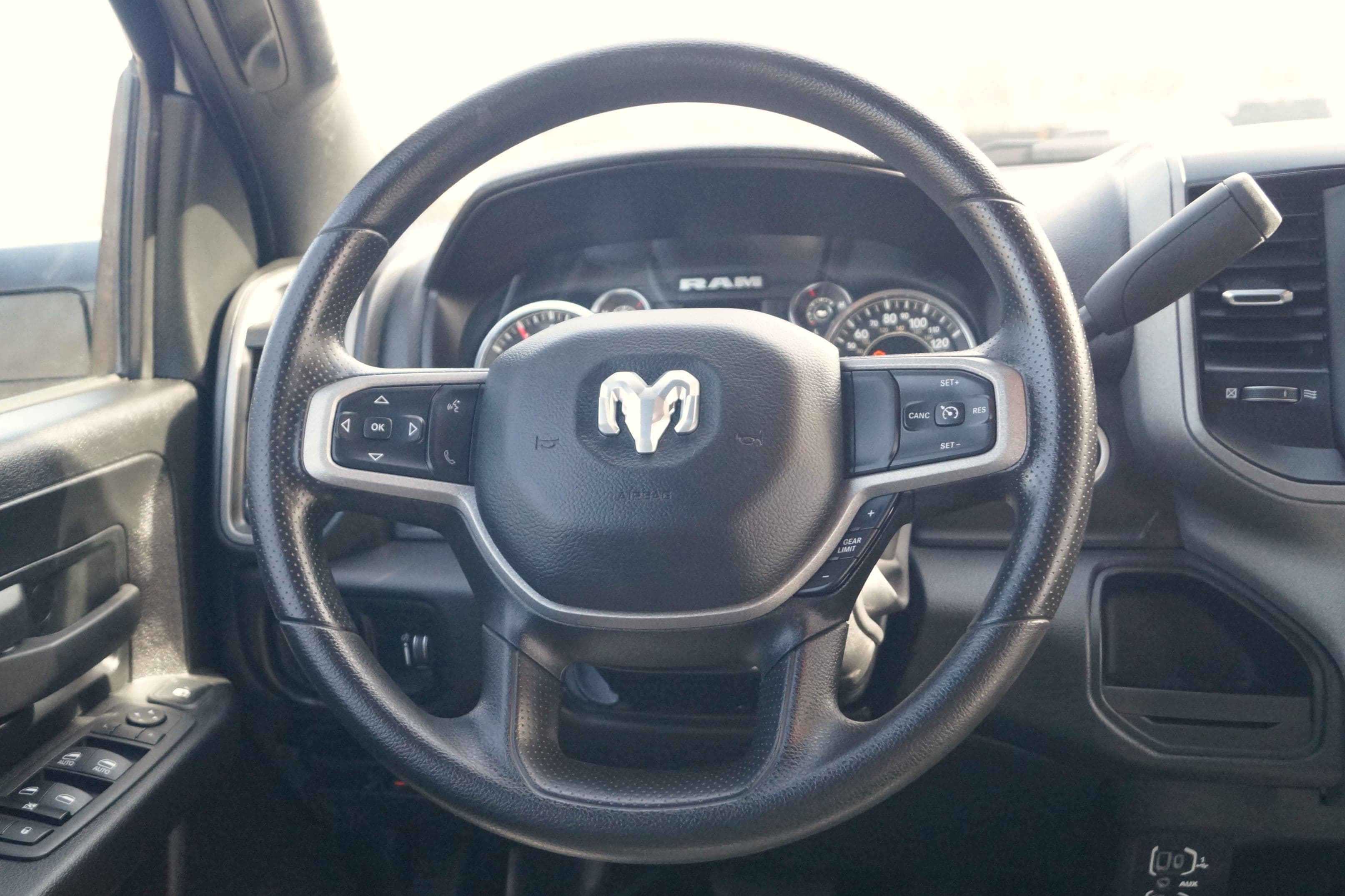 2023 RAM 3500 Tradesman - Cab Chassis - 4WD 6.4L V8 HEMI image 18