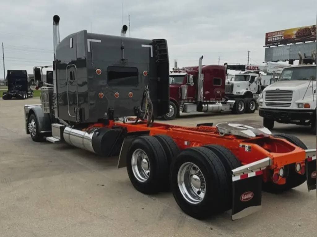 2022 Peterbilt 389 image 5