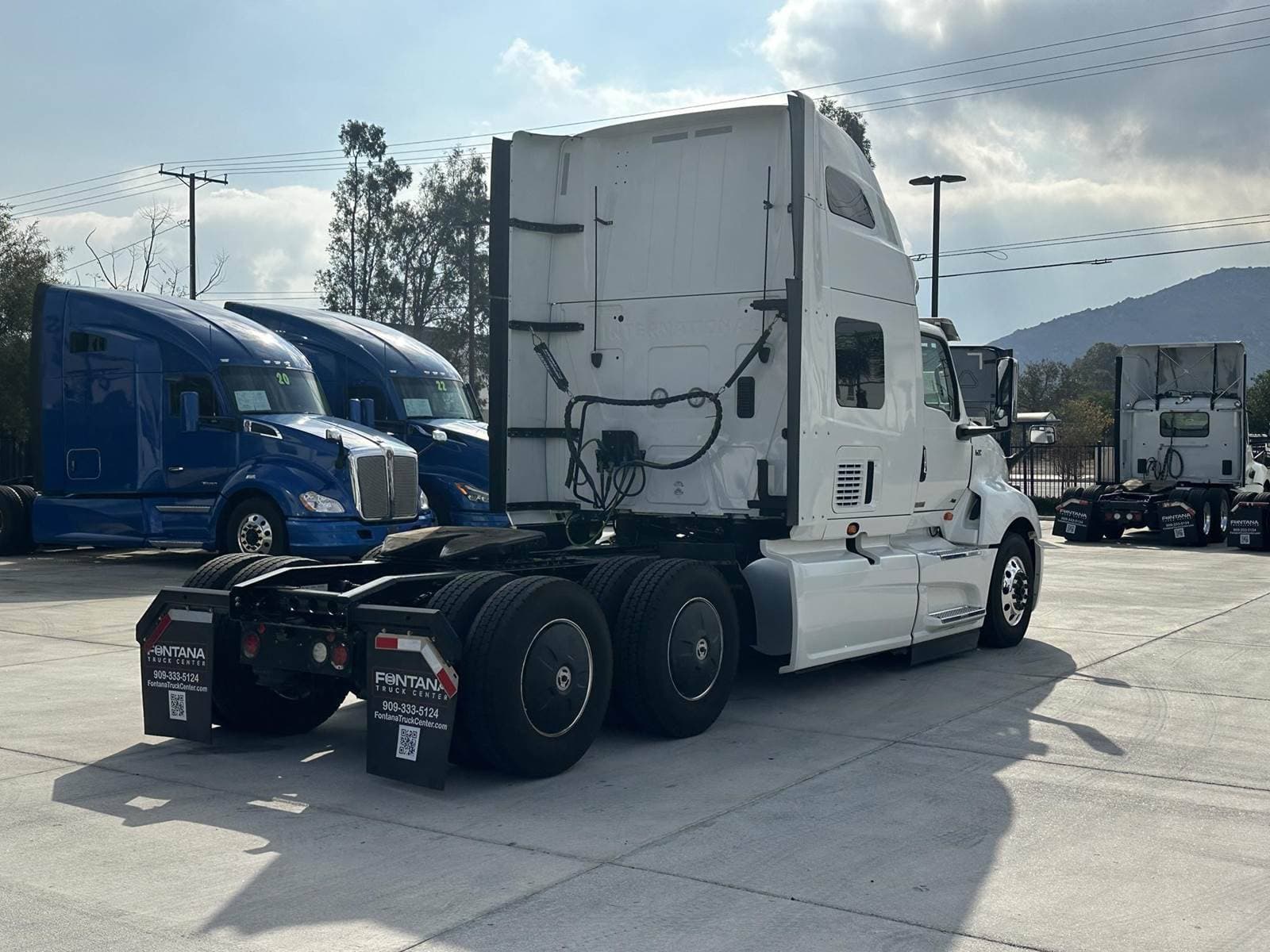 2022 International LT Sleeper Semi Truck - Raised Roof Sleeper, A26 450HP, 12 Speed Automatic image 3