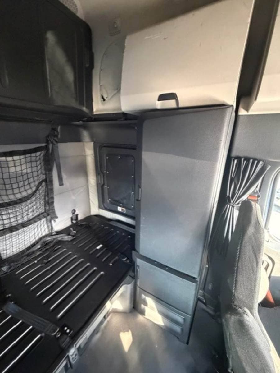 2020 Freightliner Cascadia 126 Sleeper Semi Truck - 72" Condo Sleeper, 505HP, 12 Speed Automatic image 11