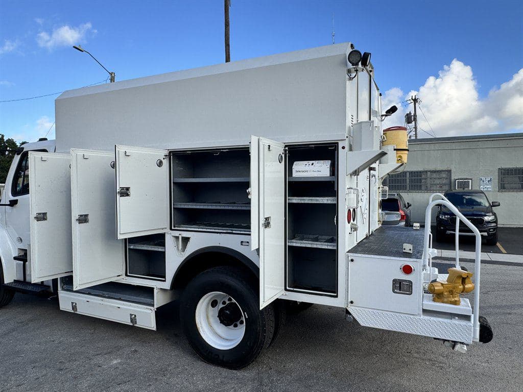 2014 Freightliner M2 106 image 23