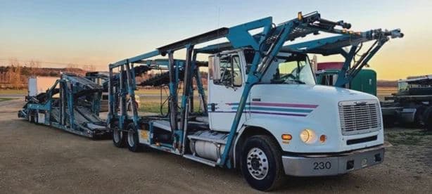 2001 FREIGHTLINER FL112 image 9