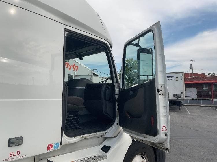 2022 Volvo VNL image 8