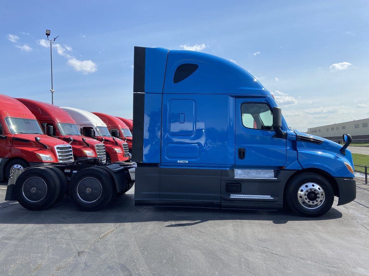 2022 FREIGHTLINER Cascadia CA126 ** Tandem Axle Sleeper image 4