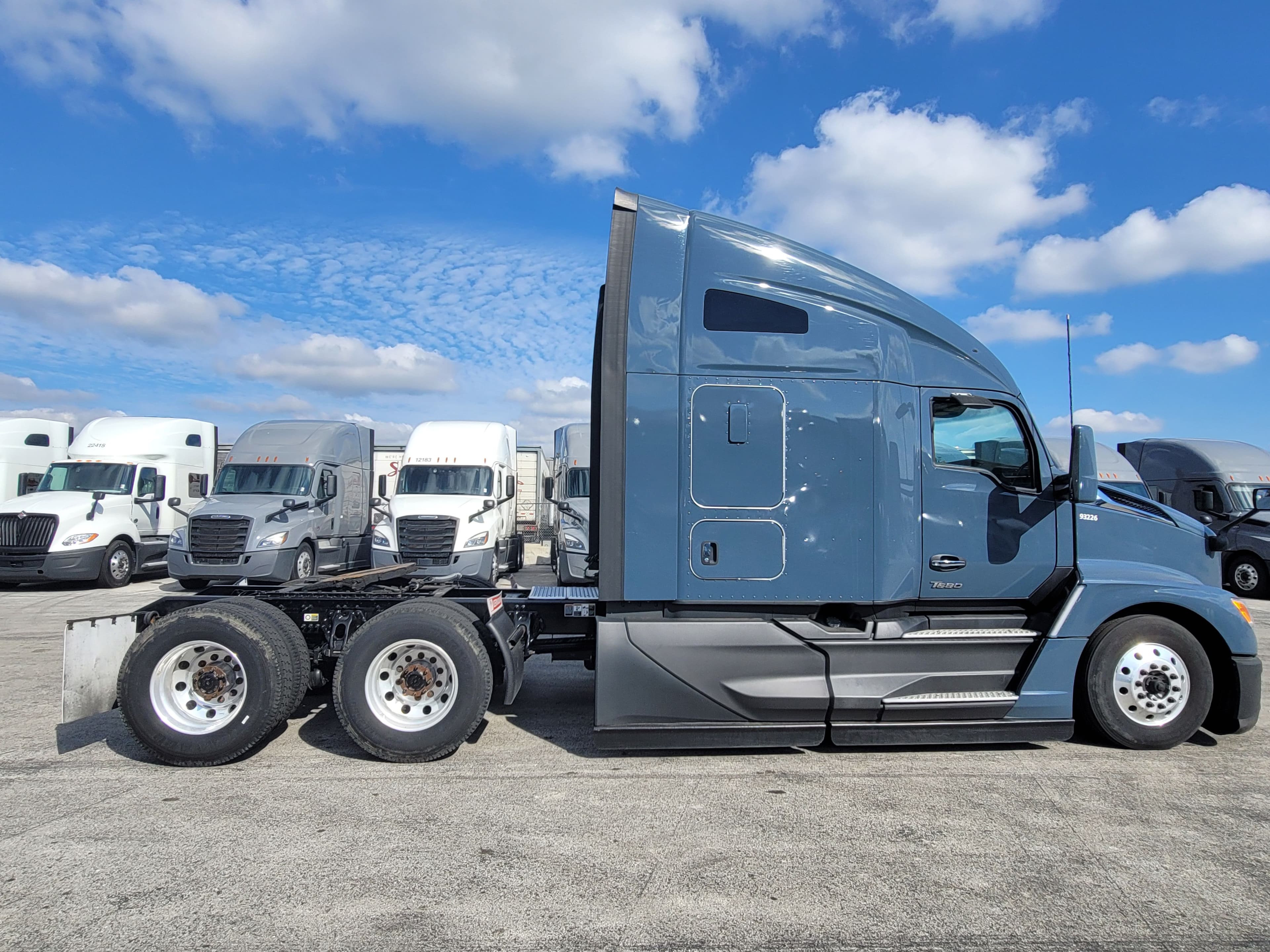2023 Kenworth T680 image 4