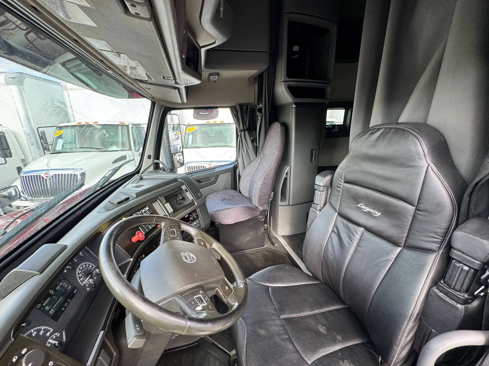 2021 Volvo VNL image 26