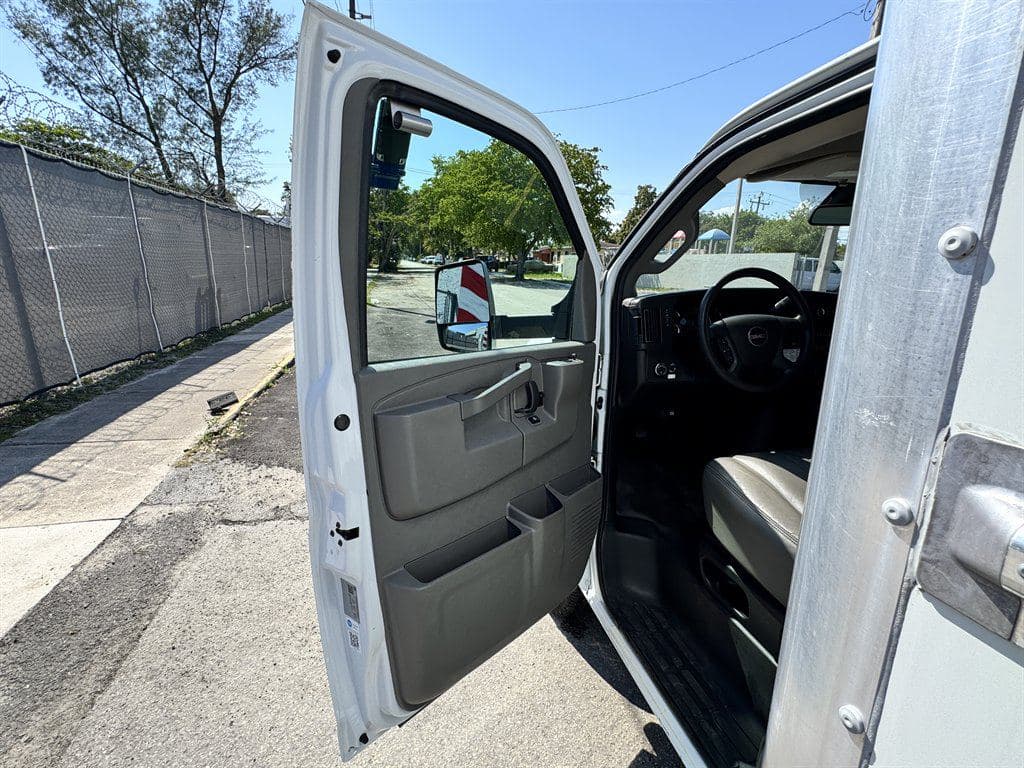 2021 GMC Commercial Vans image 31