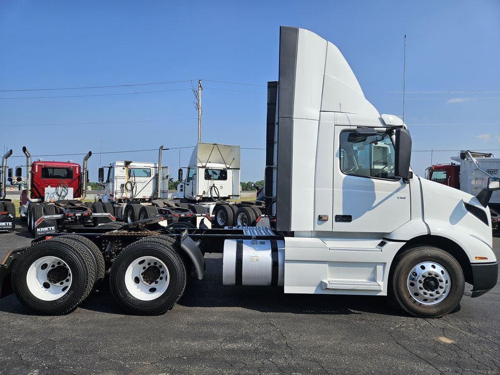 2020 Volvo VNR image 6