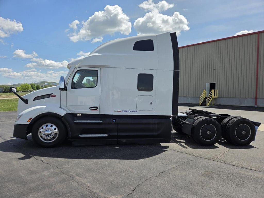 Used 2023 PETERBILT 579 image 10