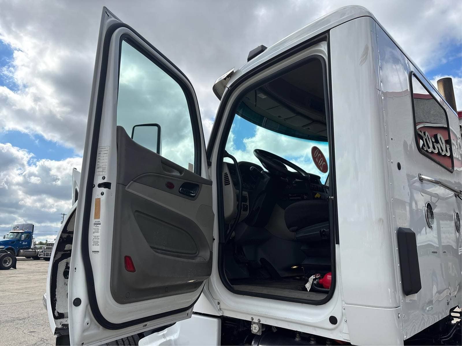 2020 Peterbilt 567 image 9