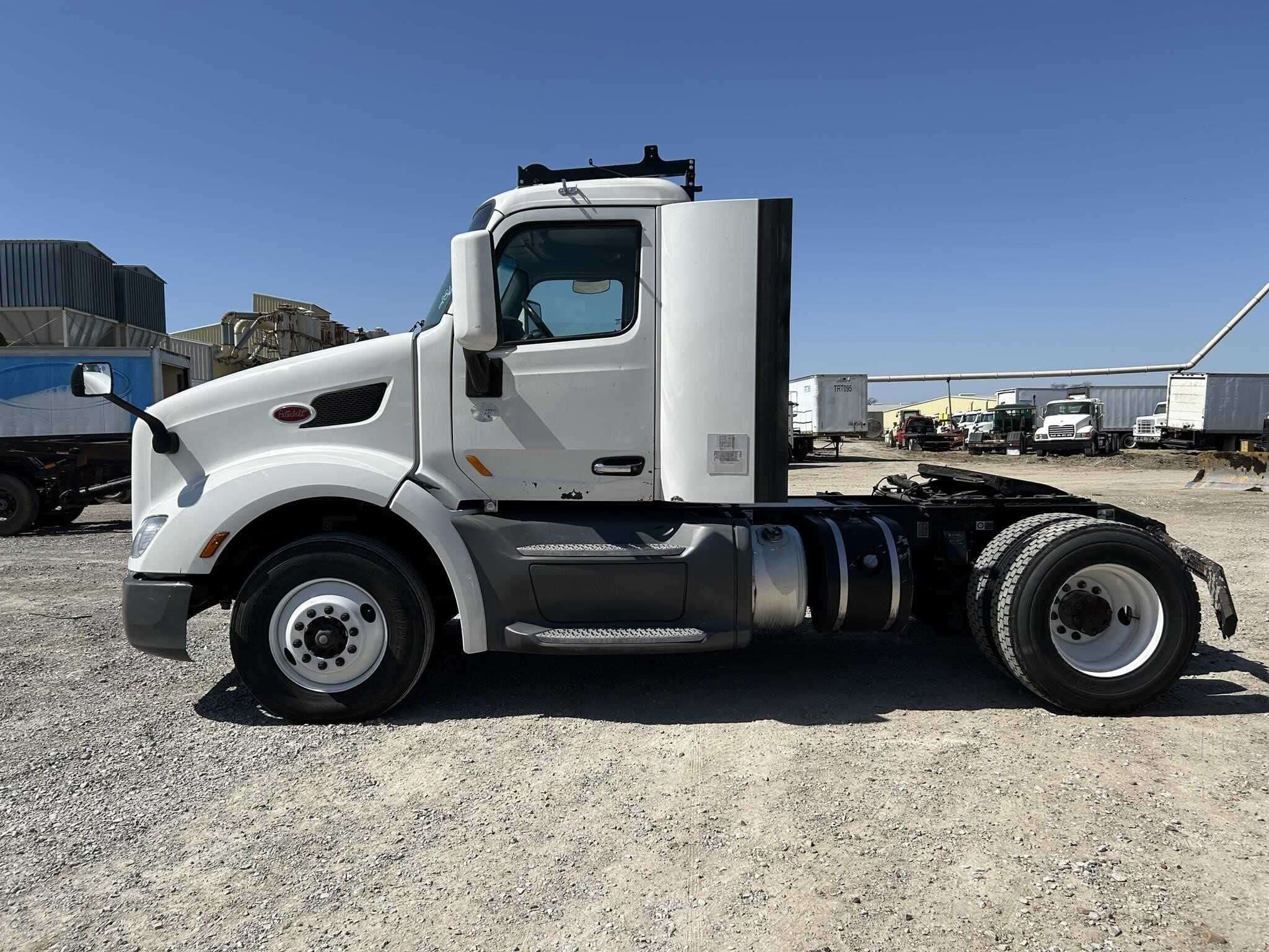 2016 Peterbilt 579 image 3