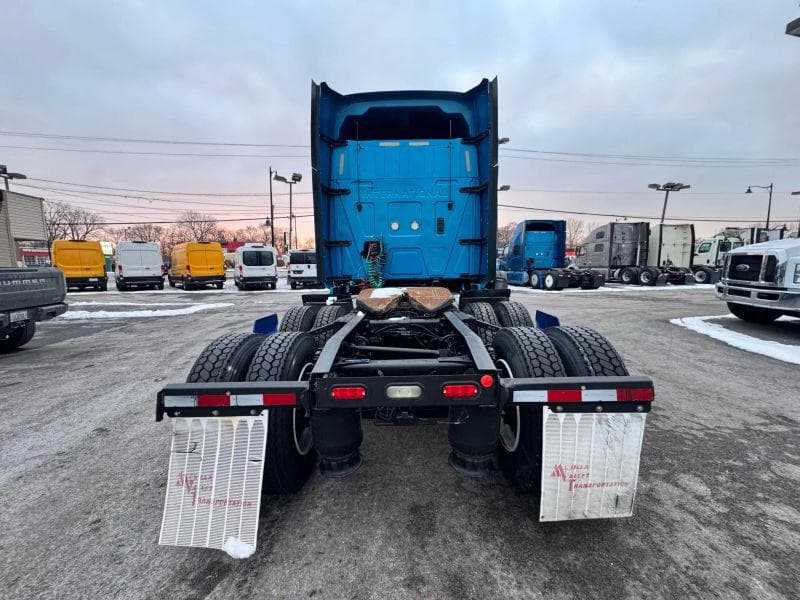 2019 International LT image 8