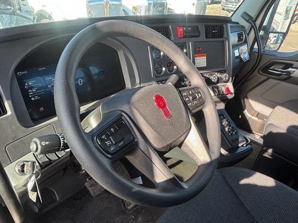 2025 Kenworth T880 image 12