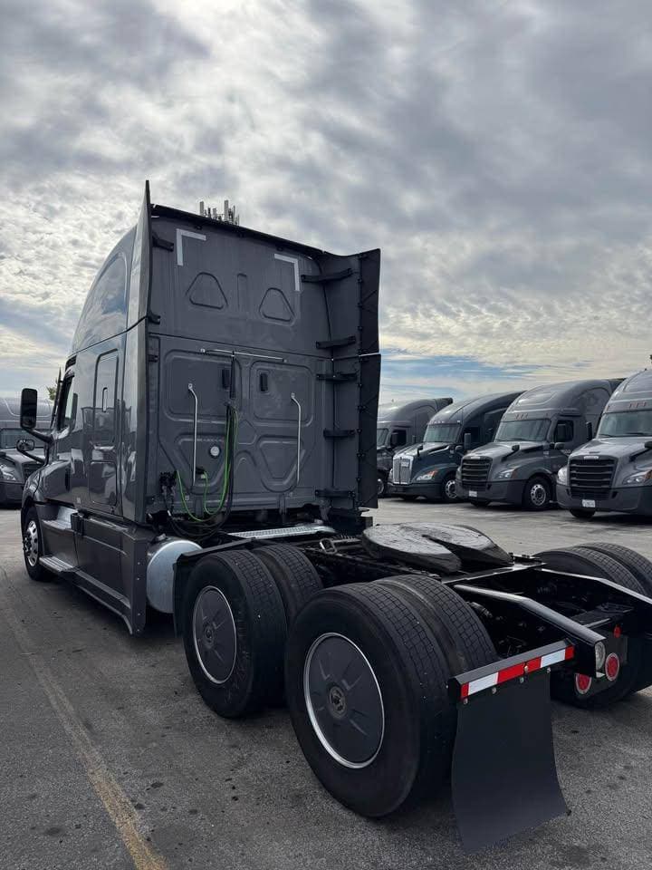 2024 Freightliner Cascadia image 2