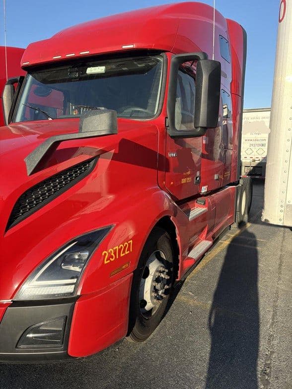 2023 Volvo VNL64T760 image 8