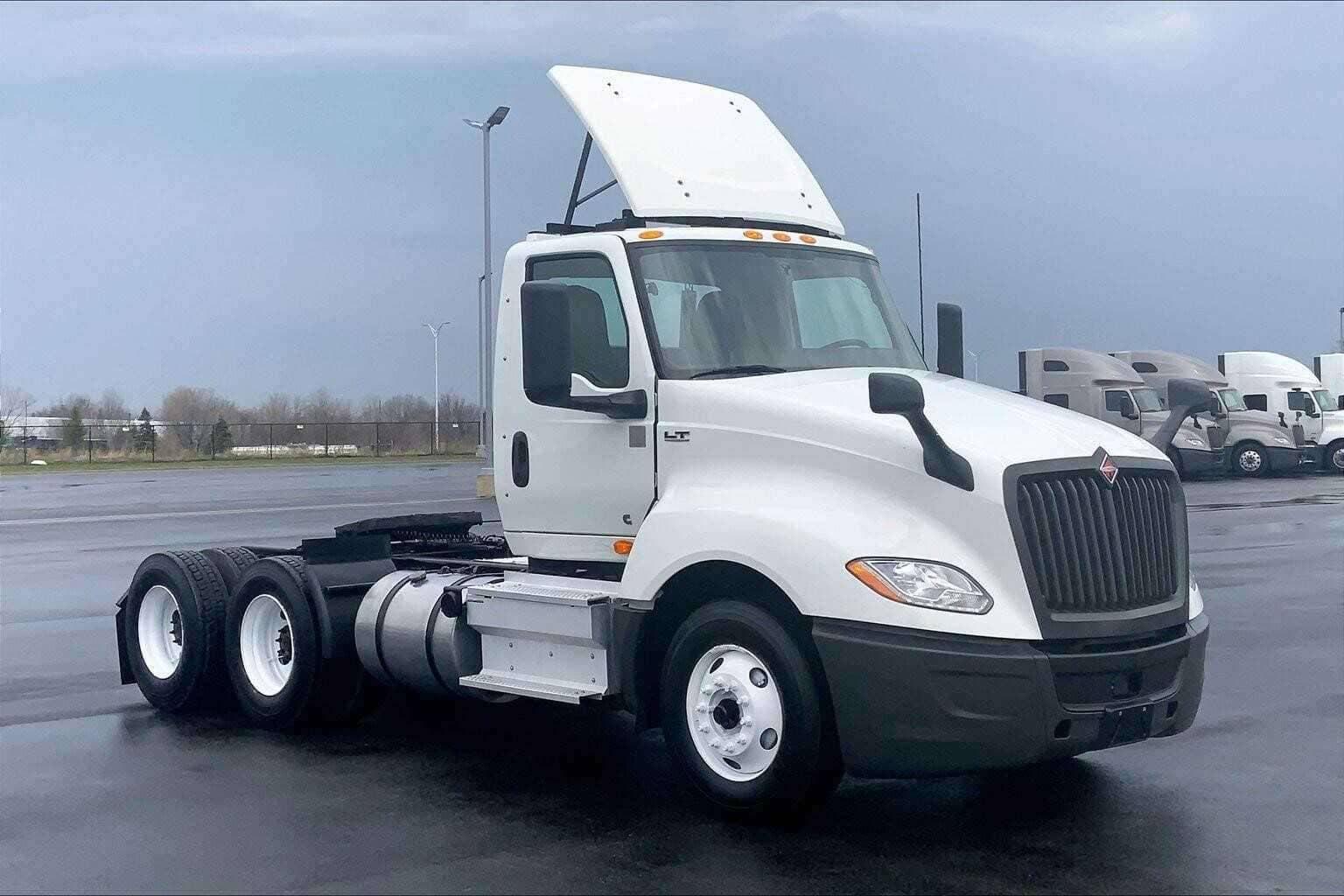 2021 International LT625 image 1