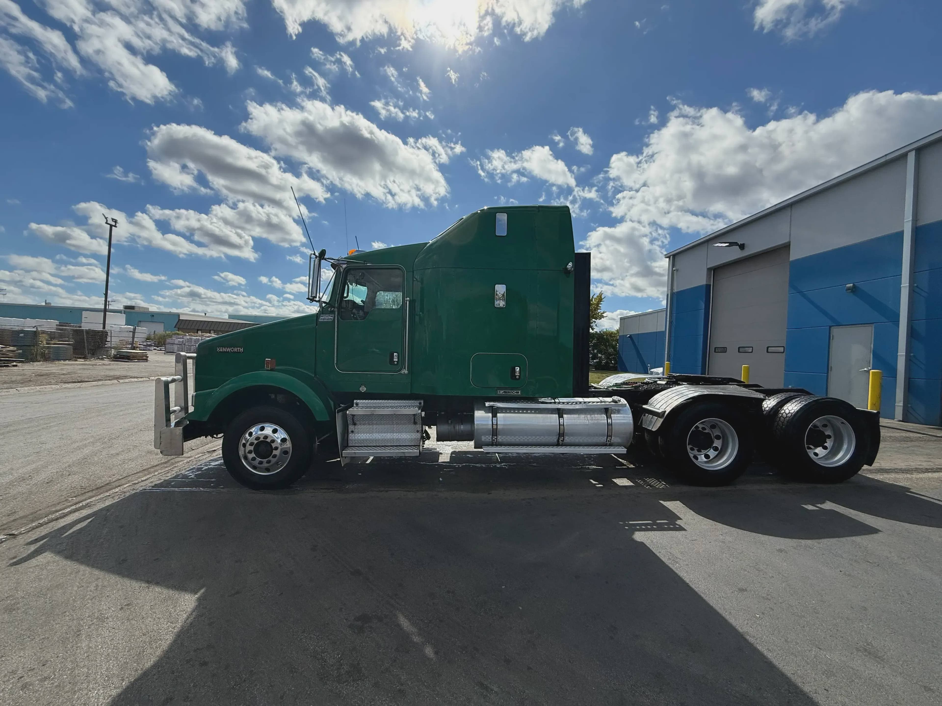 2015 Kenworth T8 Series image 2