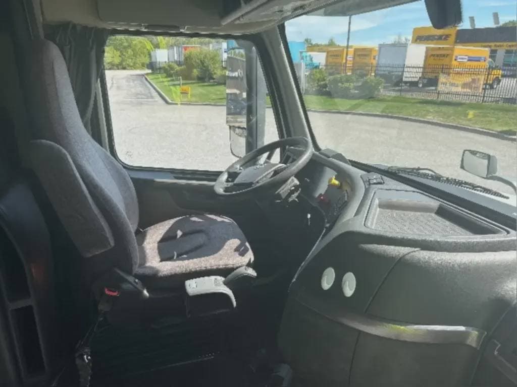 2022 Volvo VNL image 5
