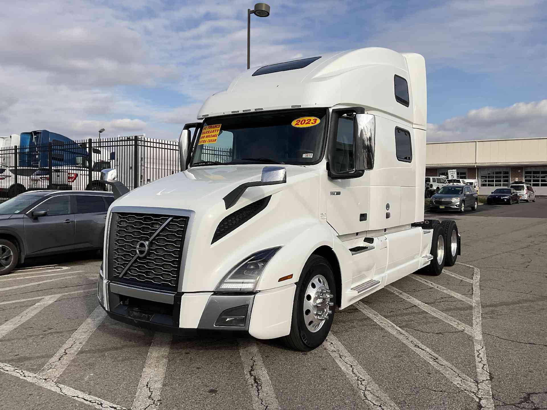 2023 Volvo VNL image 2