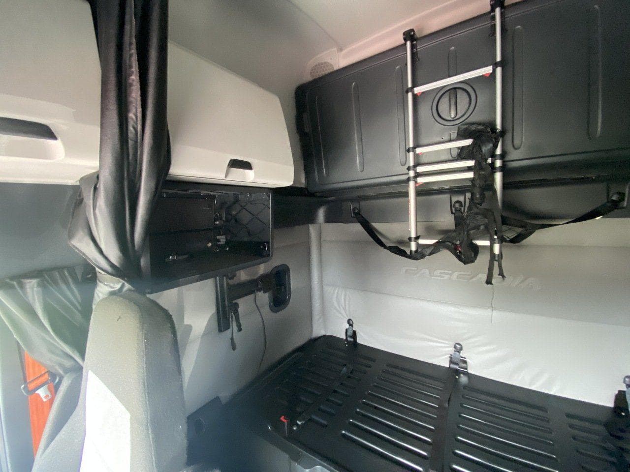 2021 FREIGHTLINER Cascadia CA126 Tandem Axle Sleeper image 15