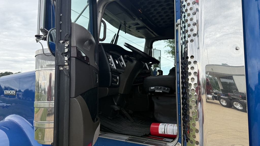 Used 2023 KENWORTH W900L image 13