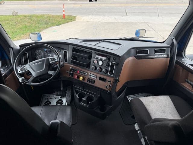 2022 Freightliner Cascadia image 7