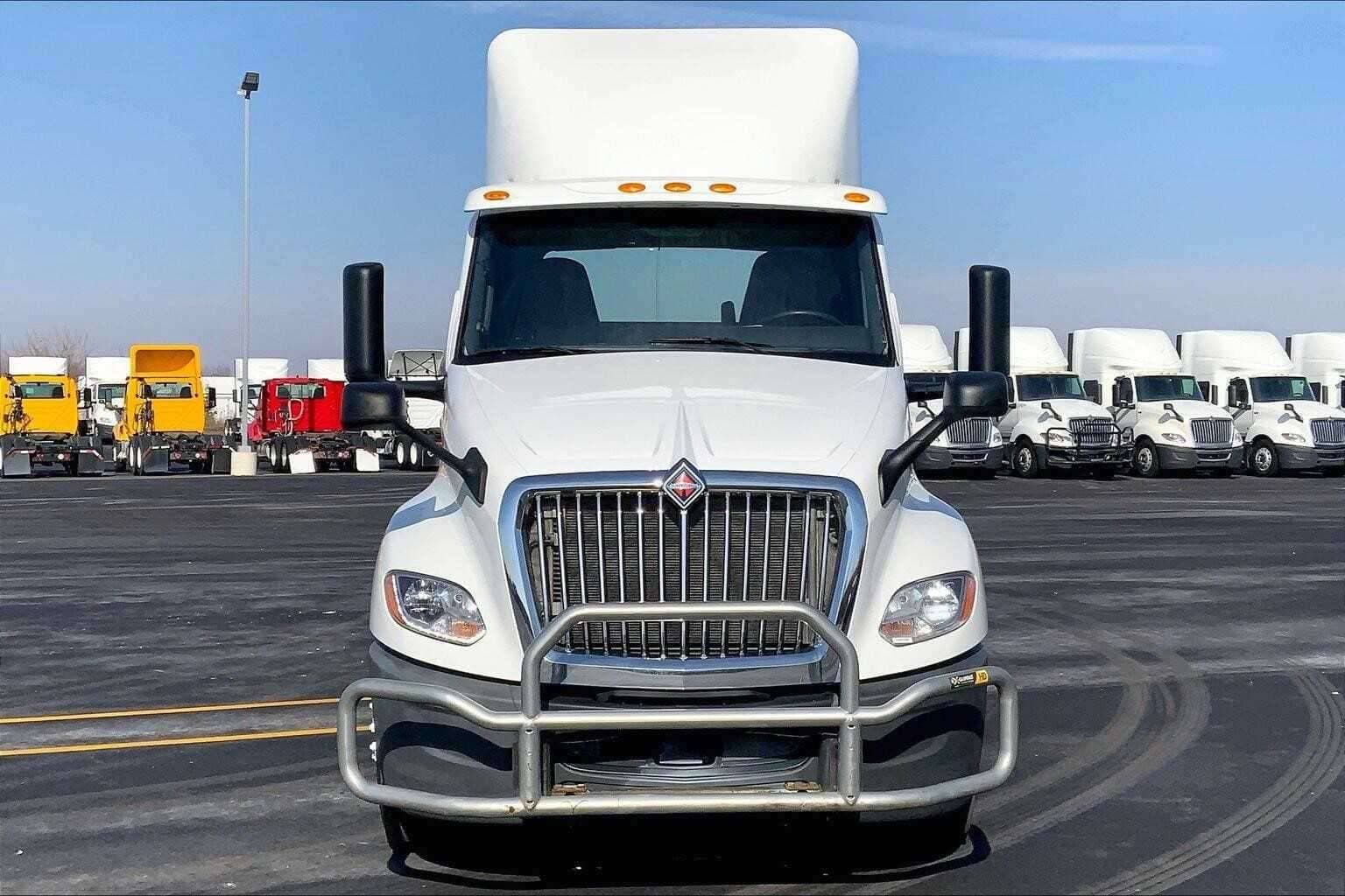 2019 International LT625 image 3