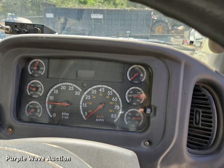2010 Freightliner M2 image 4